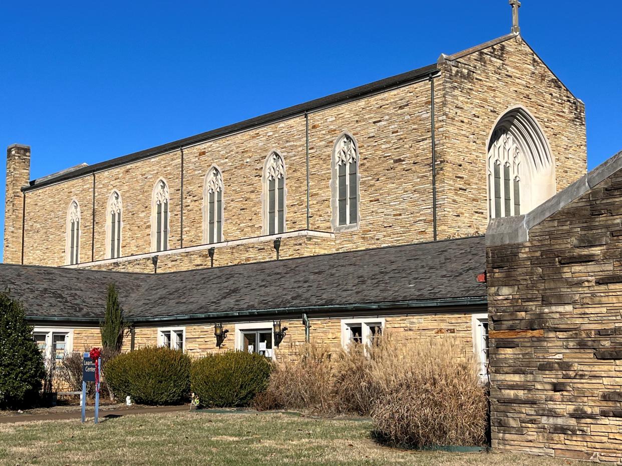 The large First Cumberland Presbyterian Church in Chattanooga can seat about 1,200 people. It was designed by BarberMcMurry of Knoxville and slightly resembles Church Street United Methodist Church in Knoxville, with which the firm was also involved.