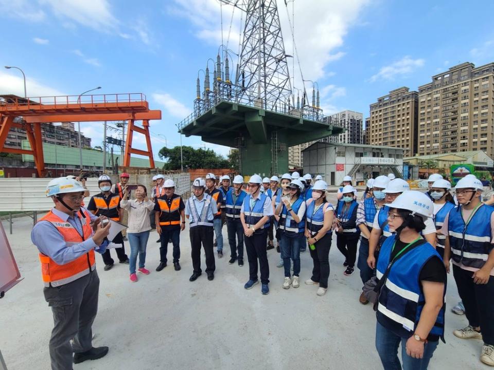 《圖說》台中市政府建設局團隊與新北市政府工務局互相交流工程經驗與心得。〈工務局提供〉