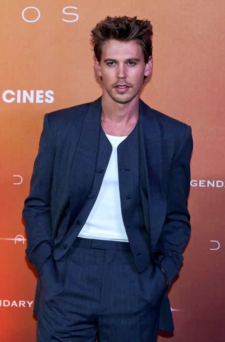 Austin in a suit posing at "Dune" premiere in Mexico City