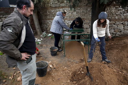 Members of the Association for the Recovery of Historical Memory (ARHM) look for evidence during the exhumation of a grave at Guadalajara's cemetery, Spain, January 19, 2016. REUTERS/Juan Medina