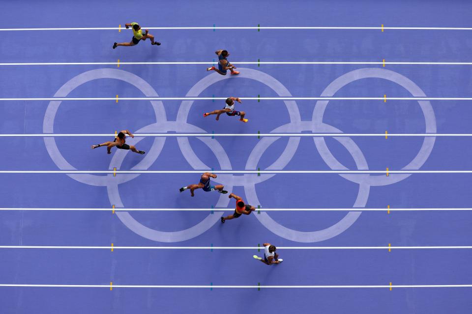 PARIS, FRANCE - AUGUST 02: (EDITORS NOTE: Image was captured using a robotic camera positioned above the field of play.) An overhead view of the Men's Decathlon 100m Heat 1 on day seven of the Olympic Games Paris 2024 at Stade de France on August 02, 2024 in Paris, France. (Photo by Richard Heathcote/Getty Images) ORG XMIT: 776138755 ORIG FILE ID: 2164913169