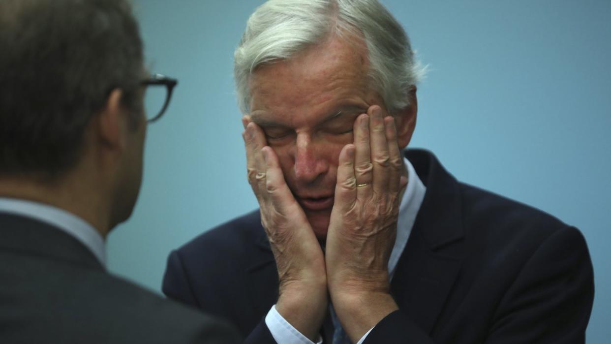 Übermüdet: EU-Unterhändler Michel Barnier nach einer hektischen nächtlichen Sitzung zum Thema Brexit.