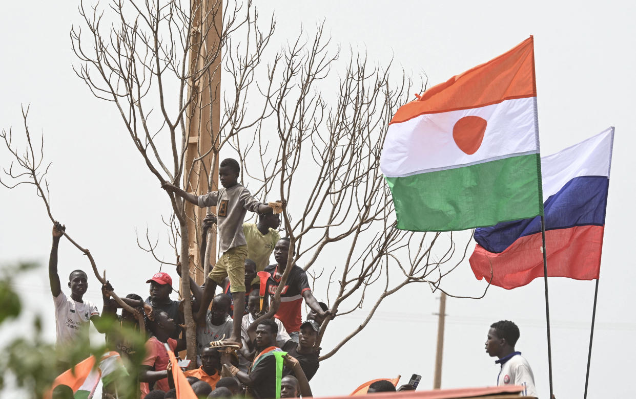 Depuis l’interruption des relations avec la France, le drapeau russe flotte à côté de celui du Niger. 