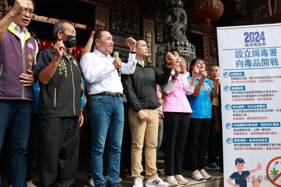 ▲國民黨總統參選人侯友宜前往溪湖鎮福安宮參拜媽祖「溪湖媽」，祈求國泰平安，他同時發表治安政策，宣布如果當選總統將設立「緝毒署」。（圖／記者陳雅芳攝）