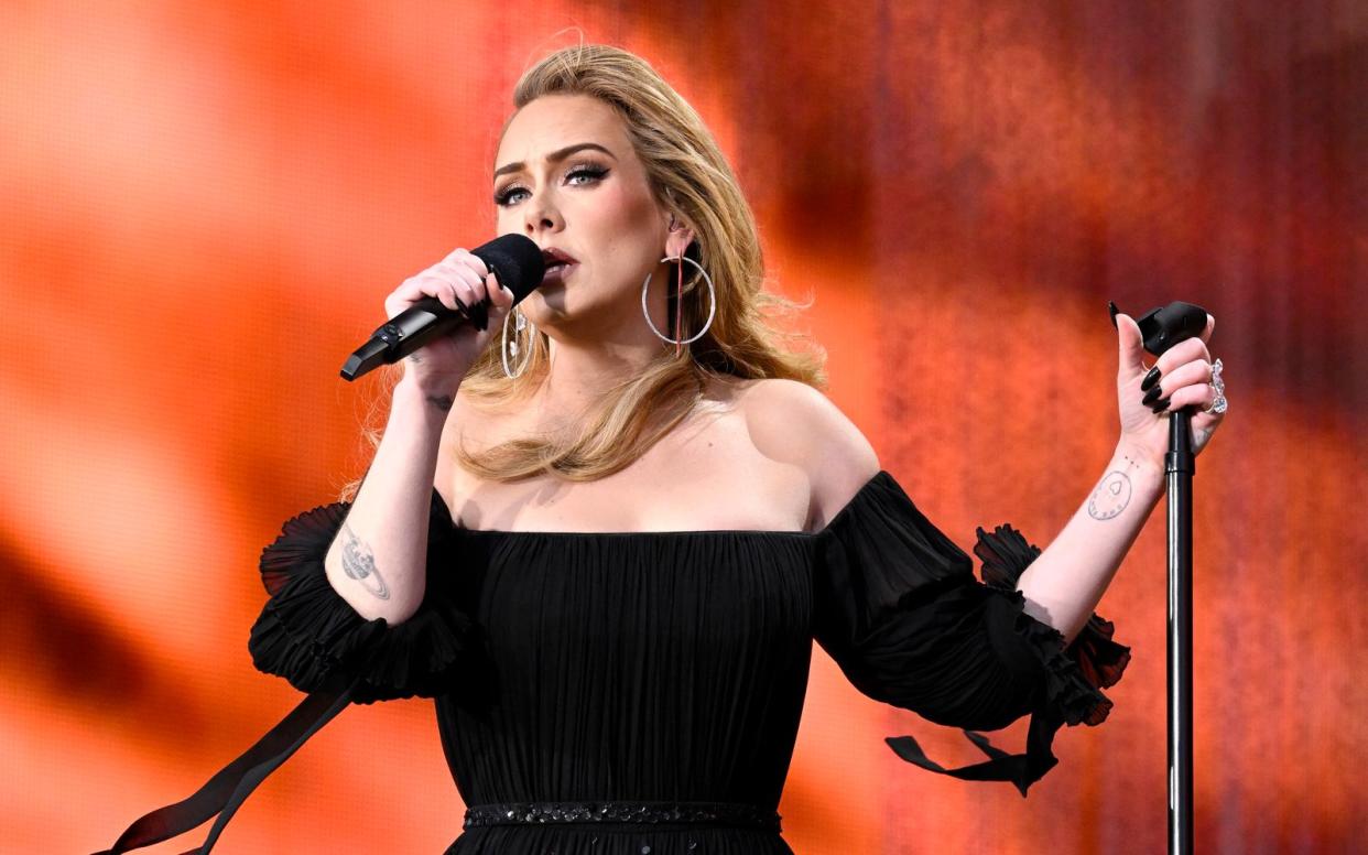 Adele sprach während eines Konzerts in Las Vegas mit ihrem Publikum über ihren Umgang mit Alkohol.  (Bild: Getty Images / Gareth Cattermole)