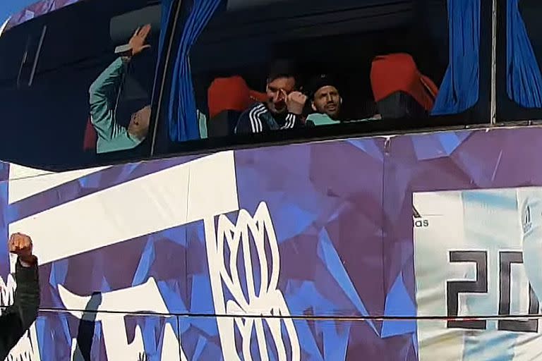 Messi junto a Sergio Aguero en el Colectivo que traslada a los Campeones de America.