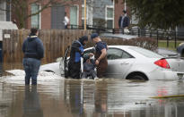 <p>Sarah Poorman looks on as emergency personnel rescue a stranded motorist on Wednesday, Feb. 21, 2018, in Niles, Mich. (Photo: Santiago Flores/South Bend Tribune via AP) </p>