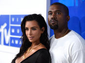 <p>Klotzen statt kleckern heißt es auch bei Kim Kardashian und Kanye West. Das It-Girl mietete zum 38. Geburtstag seines Liebsten das Staples Center, damit er und seine Freunde so tun konnten, als wären sie Basketball-Profis. Cheerleader und berühmte Coaches wie Rapper 2 Chainz und John Legend, der die Nationalhymne sang, inklusive. Zum Vatertag 2013 ließ sie zwei Apple-Computermäuse mit dem Autogramm von Steve Jobs und Steve Wozniak springen. Die Kosten: zwischen 200 und 6.000 Dollar. Aber auch Kanye zeigte sich spendabel. Er soll seiner Frau 10 Burger King-Restaurants in Großbritannien, Italien und Frankreich gekauft haben. (Bild-Copyright: Evan Agostini/Invision/AP) </p>