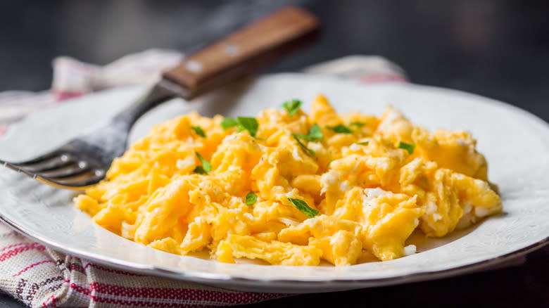 Scrambled eggs on plate 