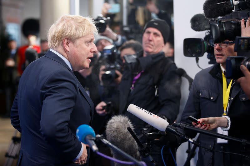 El primer ministro británico, Boris Johnson, habla con los medios de comunicación mientras llega a la cumbre de líderes de la OTAN en Watford, Reino Unido, el 4 de diciembre de 2019