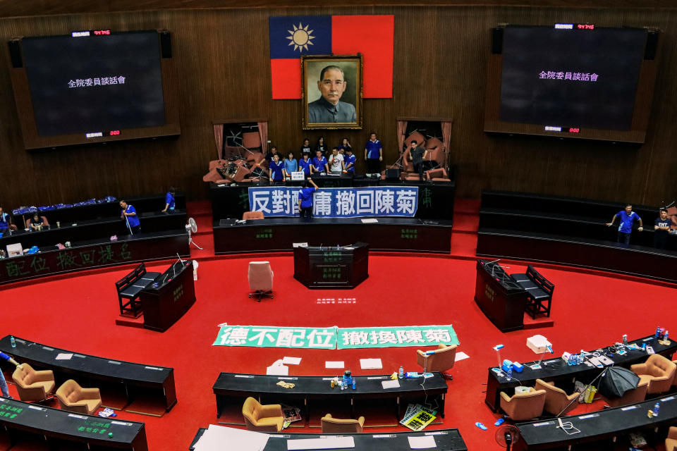Barricadas, enfrentamientos y peleas en el Parlamento de Taiwán