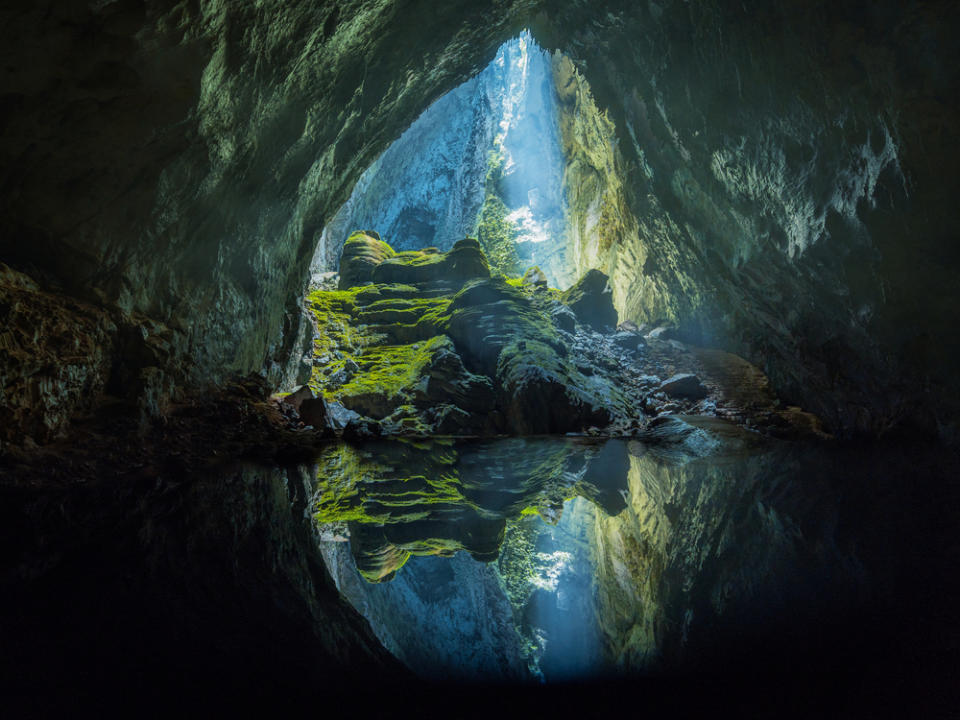 In einer Höhle kann sich mehr als nur karger Stein verbergen. (Bild: Hoang Trung/Shutterstock.com)