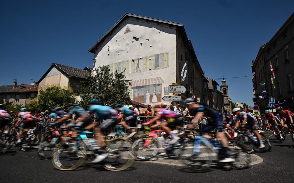 The peloton navigates its way around a right-hand turn - GETTY IMAGES