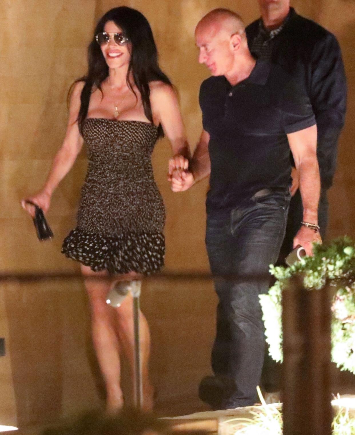 Malibu, CA - *EXCLUSIVE***WEB EMBARGO UNTIL noon ET on September 30, 2022** Lauren Sanchez stops to fix her heel as she and Jeff Bezos leave after a romantic dinner at Nobu Restaurant in Malibu on Wednesday night. The couple were all smiles as they left the restaurant after a dinner date just days after the Amazon CEO's ex-wife Mackenzie Scott filed for divorce from second husband, Dan Jewett after one year of marriage. Pictured: Jeff Bezos, Lauren Sanchez BACKGRID USA 30 SEPTEMBER 2022 BYLINE MUST READ: BACKGRID USA: +1 310 798 9111 / usasales@backgrid.com UK: +44 208 344 2007 / uksales@backgrid.com *UK Clients - Pictures Containing Children Please Pixelate Face Prior To Publication*