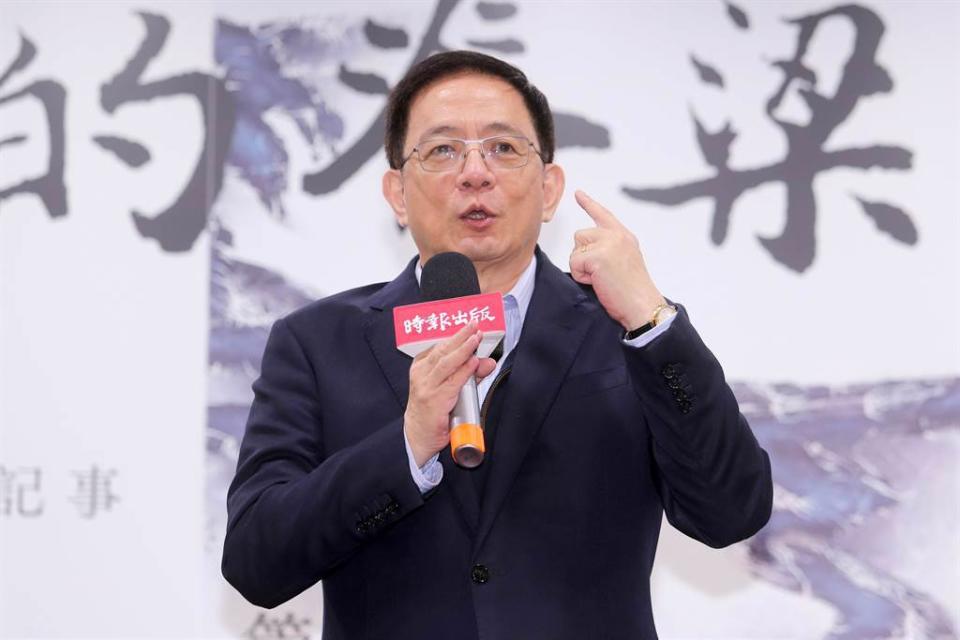 前台大校長管中閔與知名作家楊渡合作撰寫《大學的脊梁：臺大校長遴選事件與管中閔心情記事》，記錄2018年臺大校長遴選事件過程。（黃世麒攝）