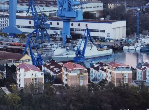  2023 年 11 月就有衛星照片拍到，大連的遼南造船廠正在建造一艘新型的船艦。 圖：翻攝自 零度 Military 