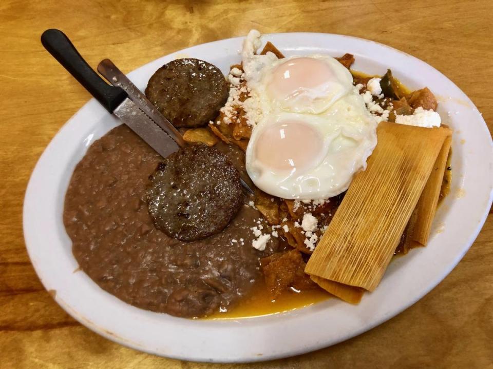 Chilaquiles con huevo y un tamal en Amy's Restaurant en el norte de Fort Worth.