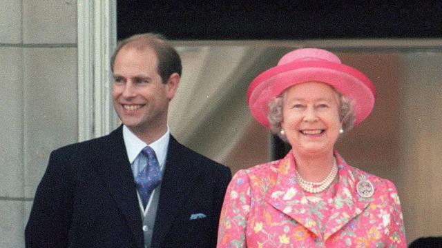 queen elizabeth pink dress - Cerca con Google  Queen elizabeth, Fashion,  Lady diana spencer