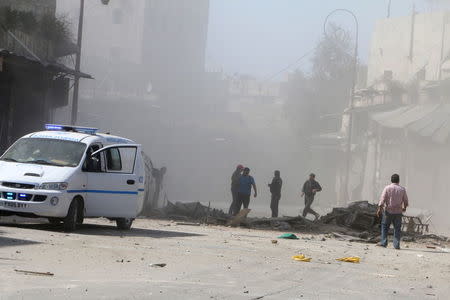 Residents look for survivors after an airstrike on the rebel-held Old Aleppo, Syria April 16, 2016. REUTERS/Abdalrhman Ismail