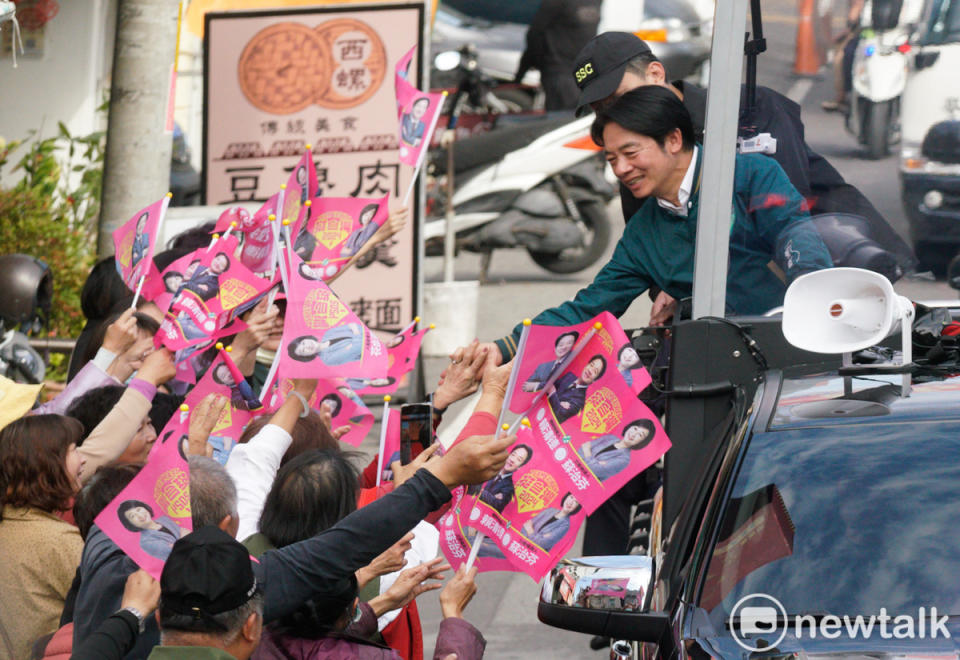 賴清德在蘇治芬的陪同下，於虎尾市區掃街拜票。 圖：張良一攝 