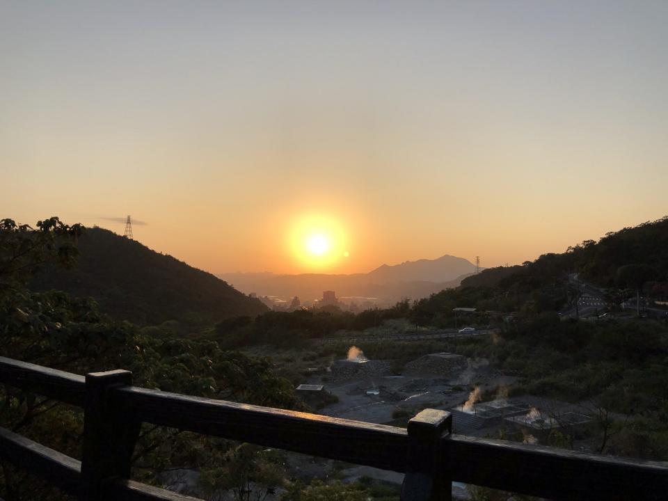 硫磺谷及北投市區的夕陽美景。   圖：台北大地處／提供