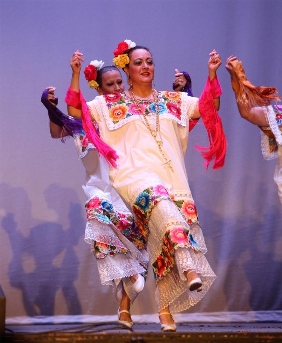 El Grupo Folklórico Mexcaltitán, de Inglewood, presentó danzas de Yucatán en el Festival Danzantes Unidos de 2017.