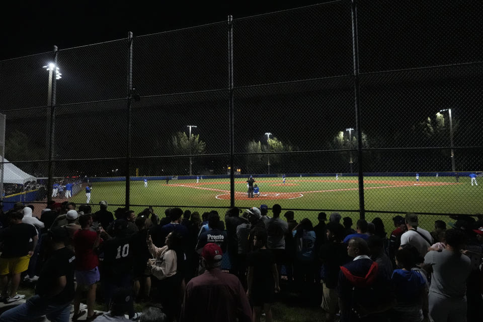 El público observa un juego de exhibición entre la Federación Profesional Cubana de Beisbol (FEPCUBE) y el Miami Dade College, el miércoles 17 de enero de 2024 (AP Foto/Wilfredo Lee)