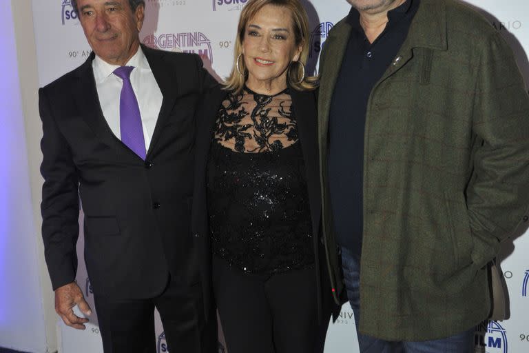 Luis Scalella, Marcela Tinayre y Marcos Carnevale posaron ante las cámaras presentes