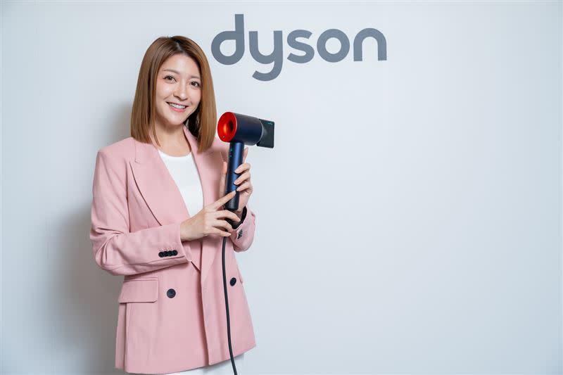 Dyson推出全新Dyson Supersonic普魯士藍托帕石拼色，以經典普魯士藍搭配代表新春意象的托帕石橙紅。（圖／品牌業者提供）