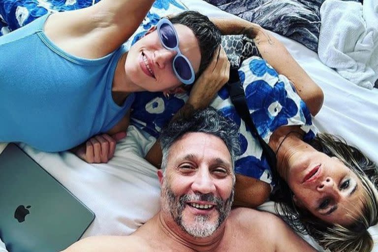 Una imagen reciente de Fabi Cantilo con Fito Páez y su novia, Eugenia Kolodziej