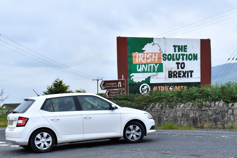 FOTO DE ARCHIVO. Un coche pasa junto a un cartel del Brexit, en Ravensdale, Irlanda del Norte