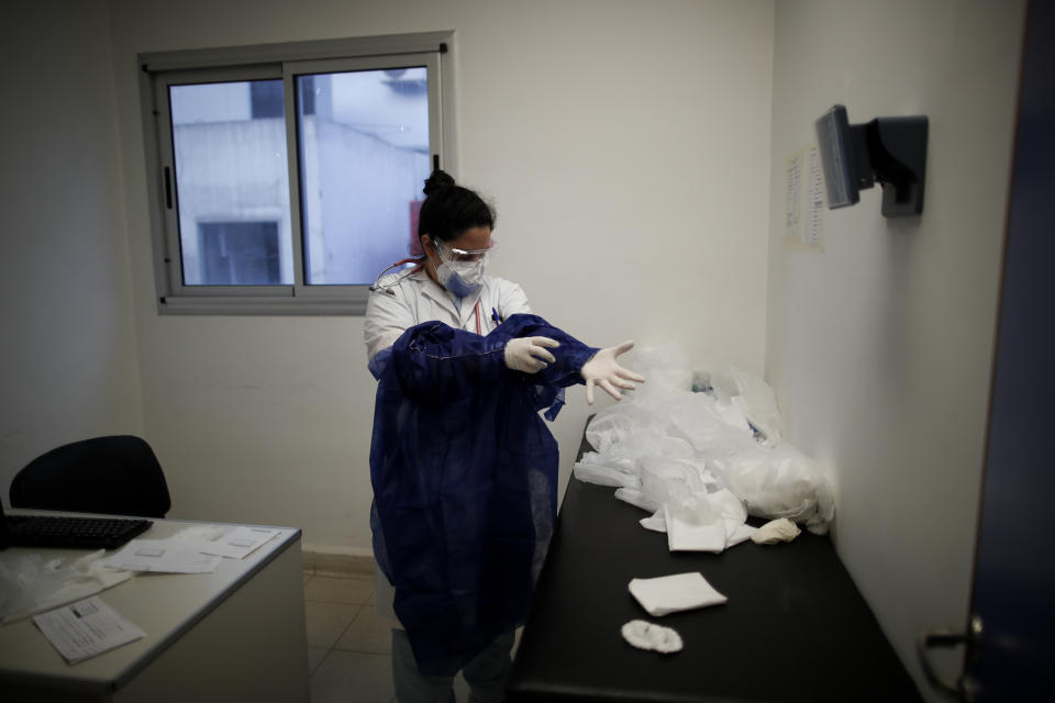 La doctora Verónica Verdino se coloca un equipo de protección para atender a pacientes de COVID-19 en el Hospital Llavallol Dr. Norberto Raúl Piacentini en Lomas de Zamora, Argentina, el sábado 8 de mayo de 2021. Saturday, May 8, 2021. Si la sociedad no colabora, señaló, "va a llegar el punto en que el sistema de salud colapse”.. (AP Foto/Natacha Pisarenko)