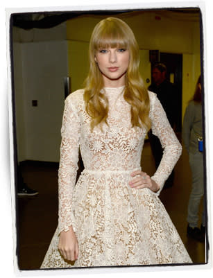Taylor Swift con un vestido de encaje blanco - Foto: Larry Busacca | Wireimage