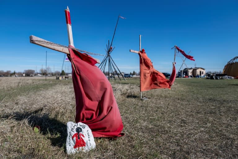 Vestidos rojos sobre cruces a la entrada de un campamento improvisado cerca del vertedero de Prairie Green en Winnipeg, Manitoba, donde las familias de las mujeres indígenas que se cree que fueron asesinadas por un asesino en serie mantienen la vigilia (Sebastien ST-JEAN)