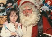 <p>Em vez de ficar feliz ao entregar sua lista de presentes, esta criança ficou séria ao ver o sorriso sinistro deste Papai Noel. <i>Foto: Anorak.co.uk</i></p>