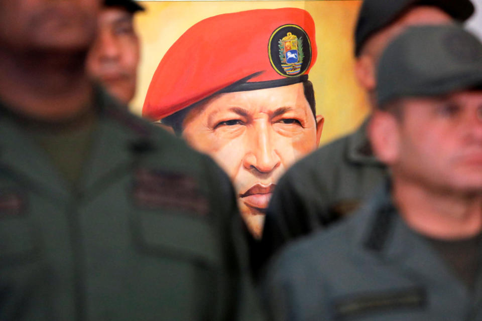 El retrato de Hugo Chávez destaca al fondo de un grupo de militares que acompañan al ministro de la Defensa de Venezuela, Vladimir Padrino López, a un rueda de prensa en Caracas el 19 de febrero de 2019, en la que dijo advirtió a Trump que para sacar a Nivolás Maduro del poder tendrán que pasar sobre su cadáver (REUTERS/Manaure Quintero)