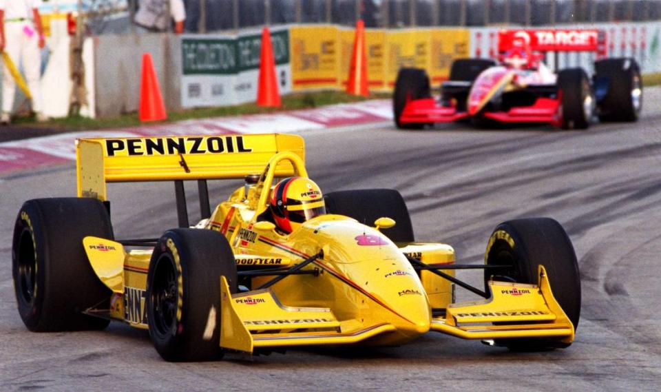 FOR SPORTS -- GRAND PRIX QUALIFYING -- 3/3/94 -- Miami Herald Staff Photo by Chuck Fadely -- Brazilian Gil de Ferran in Pennzoil #8 runs during qualifying Friday at the Miami Grand Prix