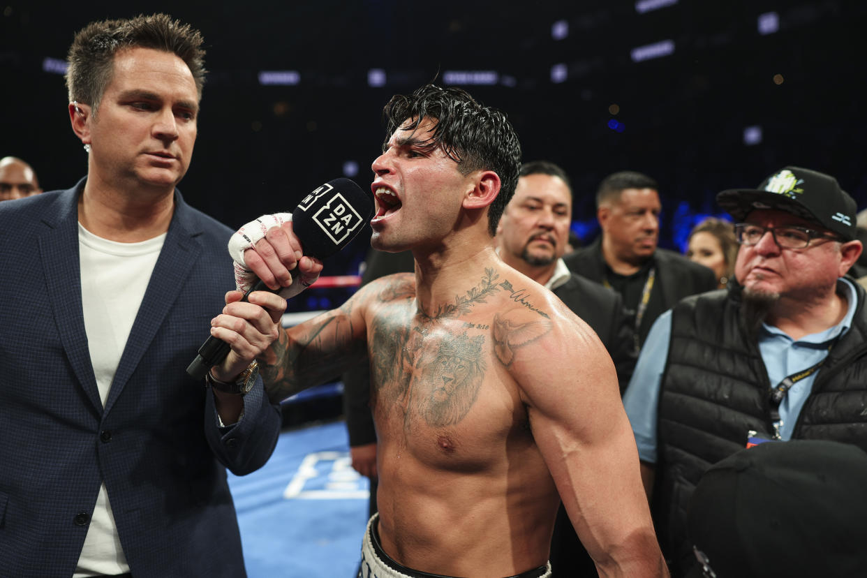 Ryan García celebrando su victoria sobre Devin Haney en el Barclays Center de Nueva York. (Cris Esqueda/Golden Boy/Getty Images)