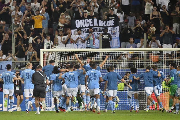 Los jugadores de Manchester City celebrando con su público el título.