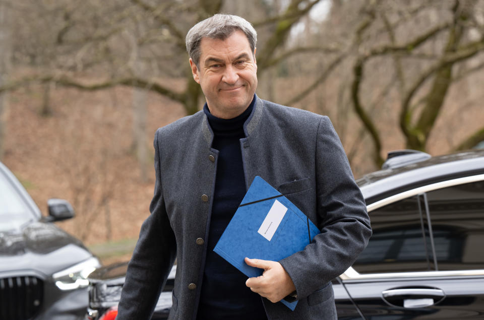 Markus Söder (CSU) kommt nach einer Sitzung des bayerischen Kabinetts mit dem Wagen zur Pressekonferenz. Foto: Peter Kneffel / dpa