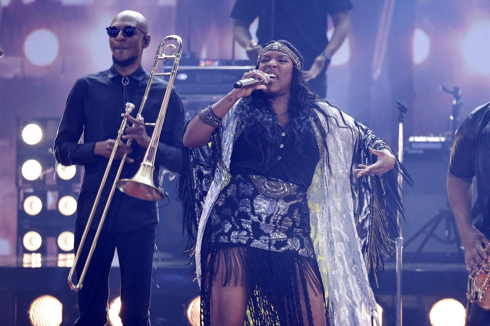 'Unbelieveable' Peoria native Liv Warfield sings Prince song on