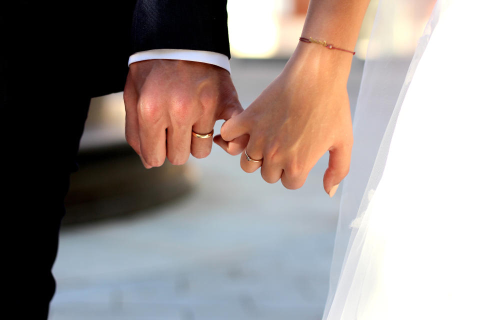 Laut Hochzeitsfotografen sind es oft kleine Details, die über eine glückliche Ehe entscheiden können. (Symbolbild: Getty Images)