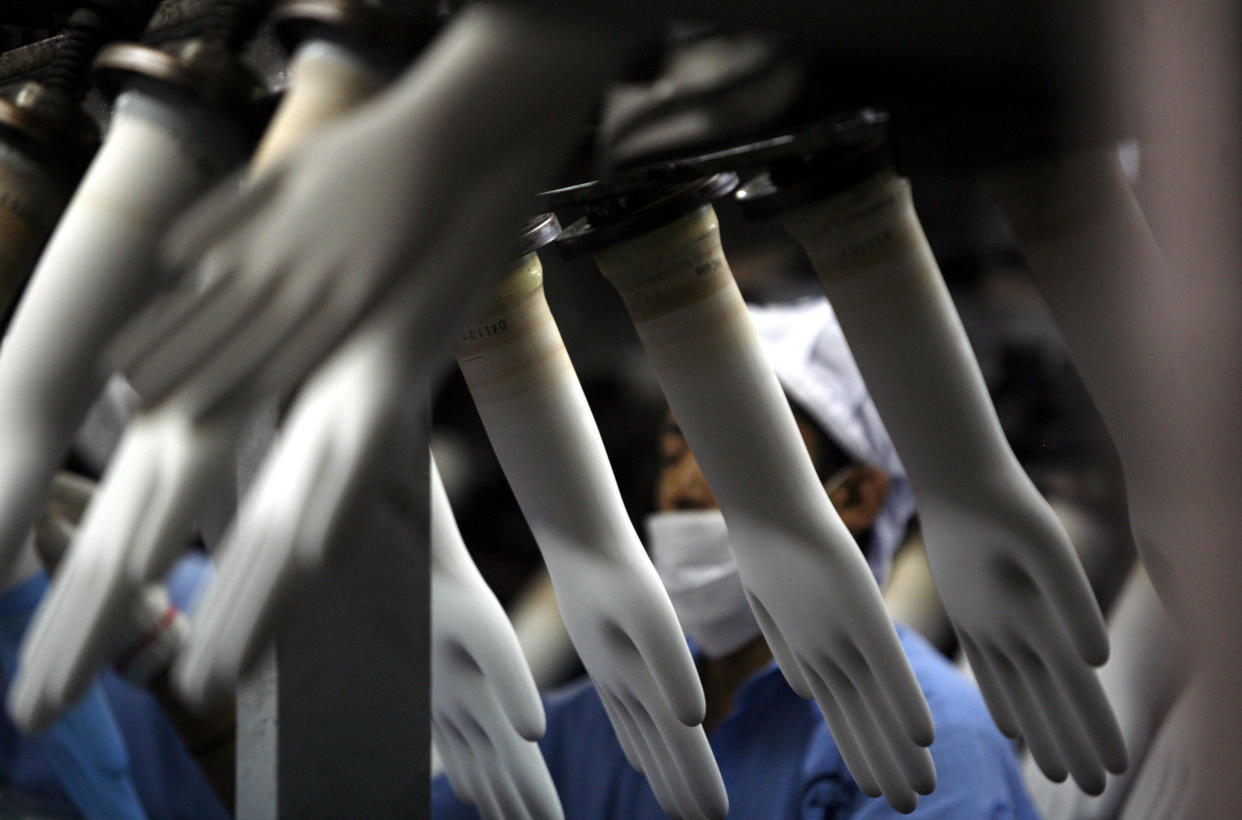 Fábrica de la empresa de fabricación de guantes Top Glove, en Kuala Lumpur, Malasia. REUTERS/Bazuki Muhammad (MALAYSIA)