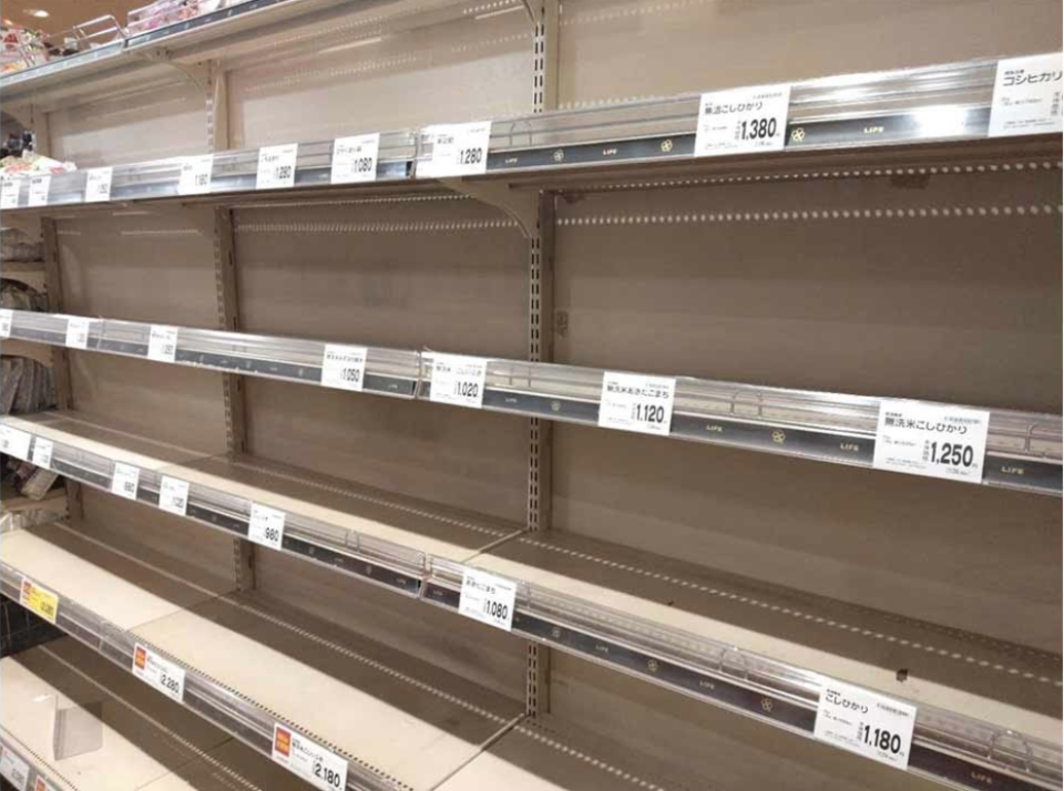 3 月 25 日晚上，日本超市貨架已搶購一空。圖／Ada Huang　提供