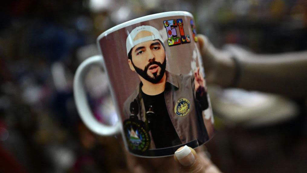 Taza con imagen de Nayib Bukele.