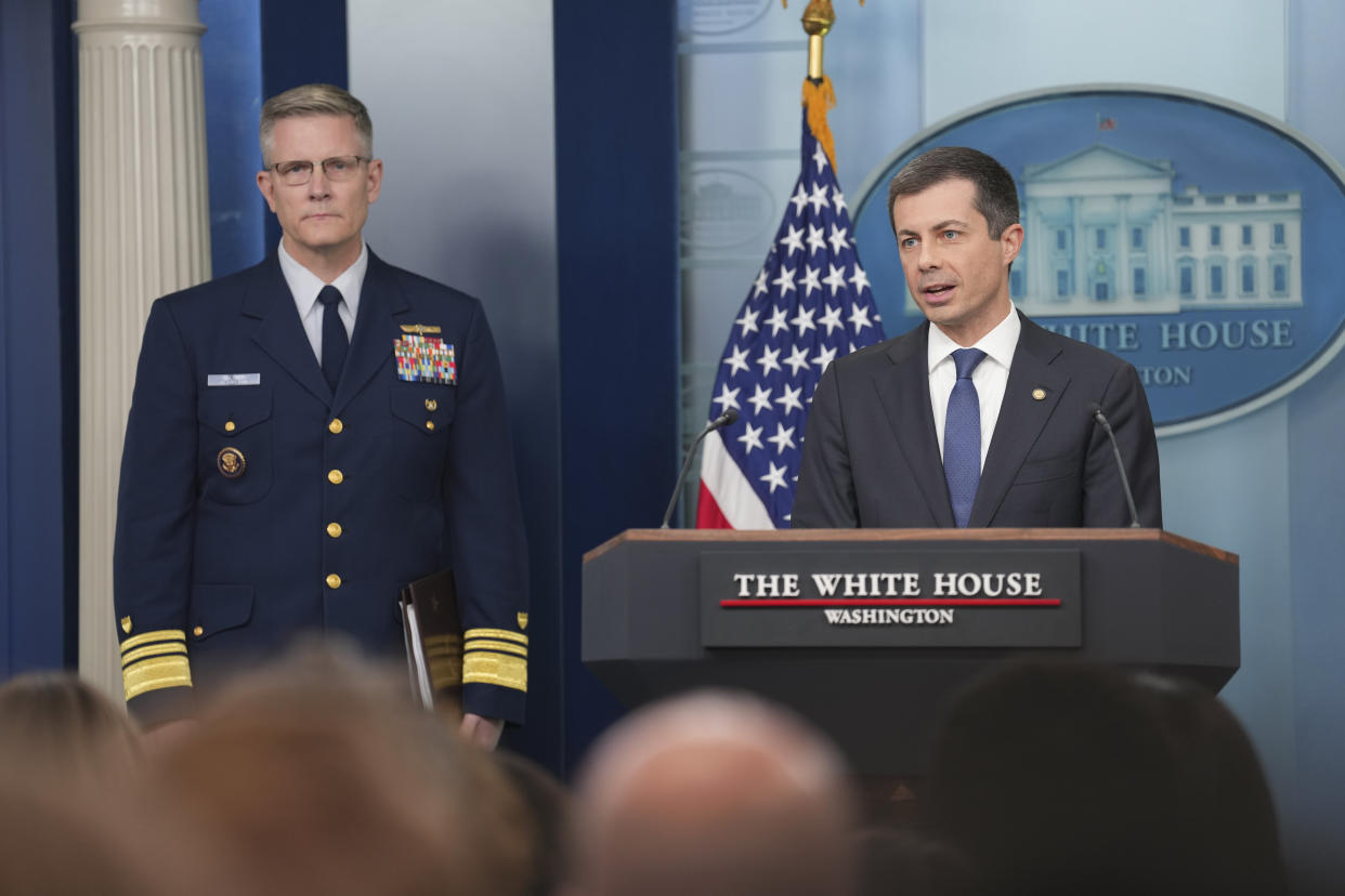 El secretario de Transporte Pete Buttigieg y el vicealmirante Peter Gautier, subcomandante de operaciones de la Guardia Costera de Estados Unidos, informan a los reporteros sobre el colapso del puente Key en Baltimore, en la Casa Blanca en Washington, el 27 de marzo de 2024. (Doug Mills/The New York Times).