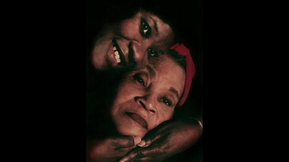 Bea Hines y su madre Ida Belle Johnson, quien tenía 80 años en esta foto en 1999.