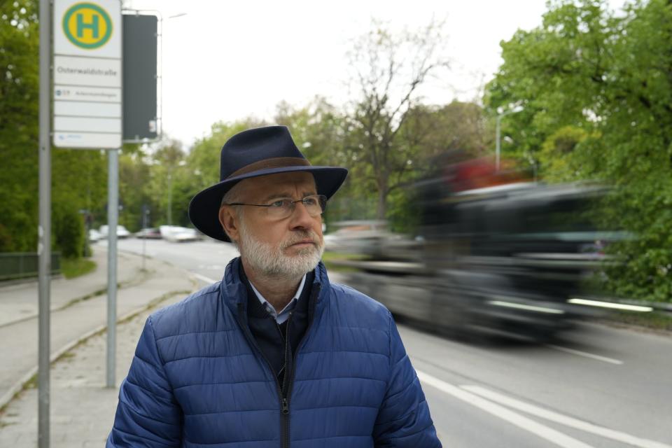 Wird der Nahverkehr in Zukunft eine Alternative bieten? Harald Lesch widmet sich verschiedenen Mobilitätsszenarien. (Bild: ZDF/Oliver Roetz)