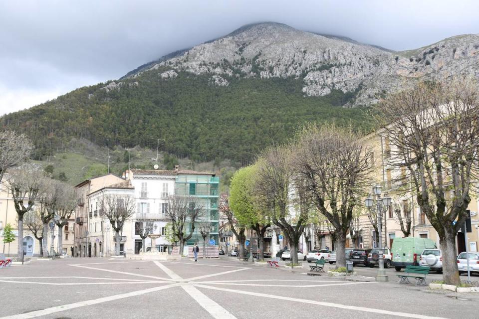 Elevadas montañas rodean a muchos de los pueblos de este centro de Italia.