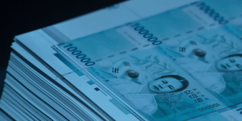紙鈔上的女性是被譽為「韓國聖女貞德」。的韓國獨立建國烈士柳寬順女士。（圖／Netflix提供）